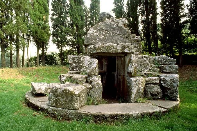 Tomba etrusca tra gli alberi